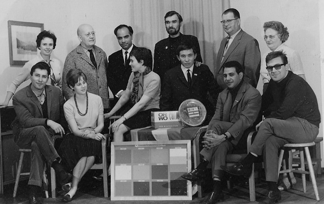 Internationale Studierende beim Lehrgang in der ORWO Filmfabrik -vorn links: Kais Al-Zubaidi (Iraq), eine Frau, eine Assistent von der Schule (Frau Reichelt?), Sabat (Mongolei), Mustapha (Sudan), Todorow (Bulgarien); hinten: Singh (Indien) und John Green